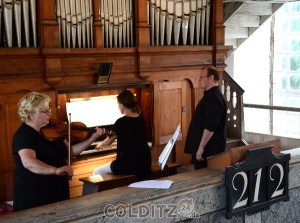 Familienmitglieder umrahmen musikalisch den Abend