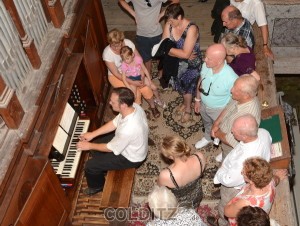 Mark Zocher führt Mark Mobius und den Gästen die Orgel vor