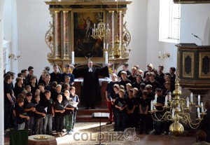 Pfarrer Andreas Illgen erteilt Chor und Gästen den Segen Gottes