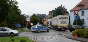 Ein tschechischer LKW blockiert eine Ausfahrt des Kreisverkehres