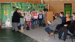 Der Kinderchor der Grundschule Hausdorf bringt den Gästen ein kleines Ständchen