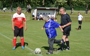 Feierlicher Anstoß durch Lucie von den Nachwuchsspielern