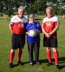 Mama Lucie mit ihren 2 Fußballern