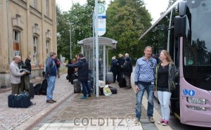 Gepäck und die noch fehlenden Mitglieder der Colditz Society kamen mit dem Bus nach