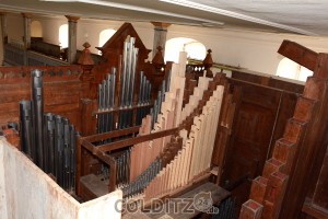 Einblick in das neue Innere der Orgel - Pfeifen aus Metall und Holz
