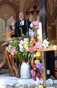 Heiner Böhme - Pfarrer i.R. eröffnet den Gottesdienst unter freiem Himmel