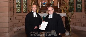 Superindendent Matthias Weismann übergibt die Abberufungsurkunde