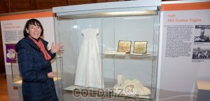 Sandy Rothe an den Taufkleidern