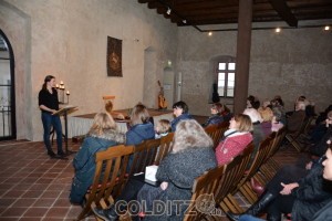 Wiebke Glöckner führt die Gäste in die Ausstellung ein