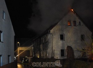 Ein Altbau steht in Flammen