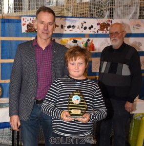 Auszeichnung mit einem Jugendpokal