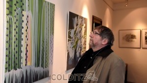 Ein Gast beim Betrachten der Gemälde