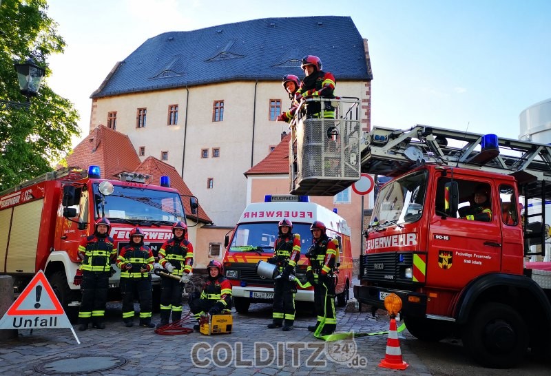 Die Leisniger Feuerwehr vor der Burg Mildenstein