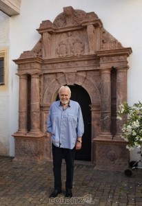 Gunther Emmerlich vor dem Portal der Colditzer Schlosskirche