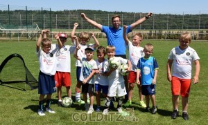 Kinder trainieren trotz Hitze das faire Spielen