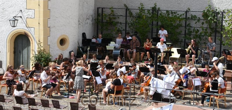 Die Mozartkinder begrüßen die Gäste auf dem Schlosshof