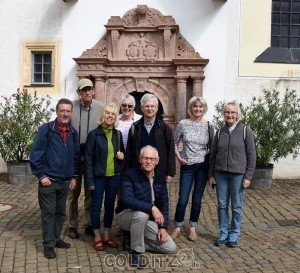 Der weltberühmte Rochlitzer Porphyr - davor britische Gäste (Colditz Society)