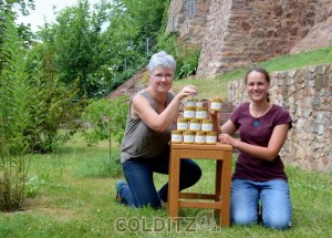 Britta Köpke und Paula Schiller mit der kleinen Köstlichkeit 