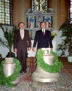 Im Altarraum mit den Glocken - Armin Hänsel (li.) und Pfarrer Wolfgang Engewald