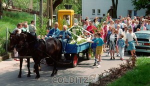 Der Zug nimmt Fahrt auf gen Kirche