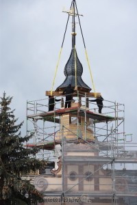 Der Kran setzt dem Rathaus die Krone auf