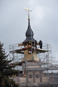 Letzte Zimmermannsarbeiten zur Befestigung des Turmes