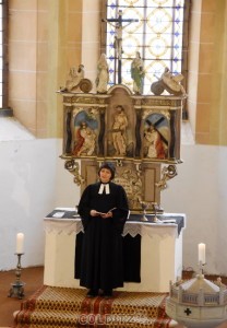Dorothea Schanz vor dem Altar