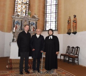 Vor dem Altar: Kantor Mark Zocher, Großvater Armin Hänsel (95 J.) und Pfarrerin Dorothea Schanz