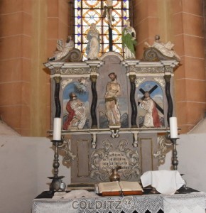 Der Altar mit dem Verlauf des Tages bis zur Kreuzigung - ein Relikt von 1705 aus der alten Zschirlaer Kirche. 