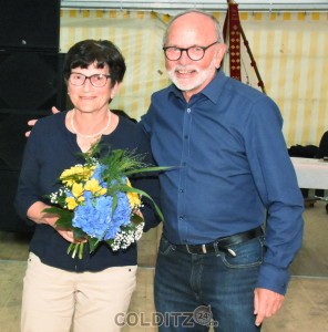 Einen Blumengruß übergab Harald Müller an Eva Oettelt zur Genesung