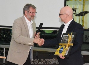 Dieter Klas (MC Grimma) übergibt André Kricke ein Präsent zum Jubiläum