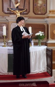 Pfarrerin Dorothea Schanz in der Schönbacher Bergkirche