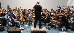 Dirigent Ron-Dirk Entleutner und eine Gruppe der Streicher