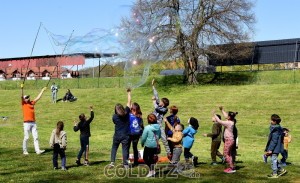 Jörg Müller spielt mit riesigen Blasen für die Kinder