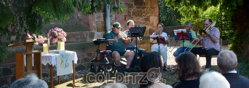 Gottesdienst im Freien der Kirche Schwarzbach