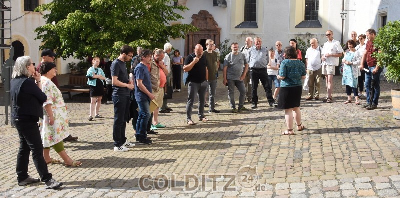 Besucher der Ausstellung "Auftakt des Terrors" im Schloss Colditz