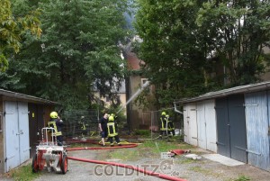 Die Zschadraßer FFW schirmte das Nachbarhaus ab