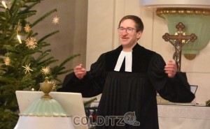 Pfarrer Ulrich Jasmer hält die Predigt