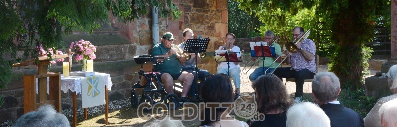 Blasmusik zum Gottesdienst an der Schwarzbacher Kirche