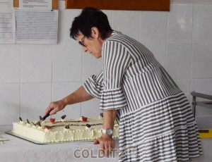 Gudrun schneidet die Geburtstagstorte an