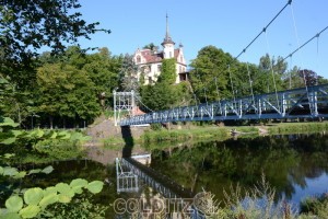 Die Grimmaer Hängebrücke mit der Gattersburg