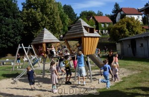 Die Kleinen toben auf dem Spielplatz