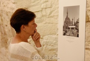 Besucher betrachten konzentriert die historischen Fotos