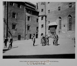 Eines der ausgestellten Fotos von Malan Heslop - gemacht an jenem 16. April 1945 im Schlosshof