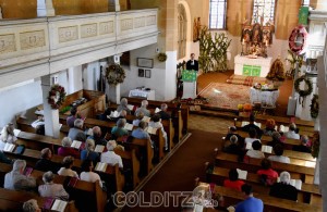 Das Licht erstrahlt auf den schmucken Altar