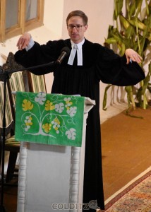 Pfarrer Ulrich Jasmer zeigt in seiner Predigt, wie man sich doch bewegen kann und alle machen mit 