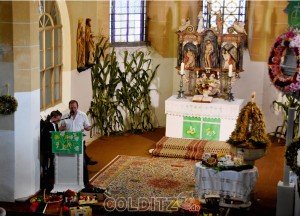 Mark Zocher bedankt sich bei allen, dass der Altar im neuen Glanz erstrahlt