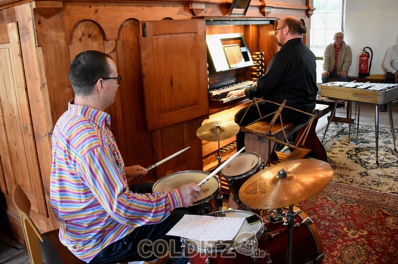 v.li. - Julius Apriadi (Schlagzeug / Percussion) und Jonas Sandmeier (Orgel)
