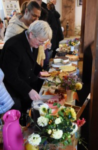 Gemeinsam bei Kaffee und leckerem Kuchen und Torten