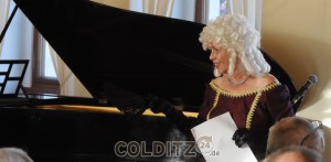 Aurelia von Caterstein heißt die Gäste herzlich willkommen